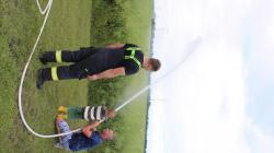 Děti si mohly vyzkoušet, jak se hasí pomocí hadice. Foto: Petr Novák