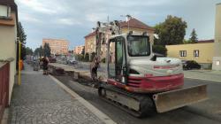 V místě standardní zastávky probíhají práce na rekonstrukci inženýrských sítí. Foto: Petr Novák
