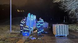 V Mnichově Hradišti hasiči v noci postavili protipovodňovou hráz. Foto: město Mnichovo Hradiště