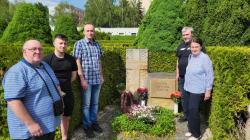 Během pobytu v Čechách Cyril Evans (vlevo) položil květiny k hrobům statečných zachránců. Na snímku u hrobu rodiny Pravdovy. Foto: Jiří Zeman