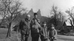 Jaroslav Najman s rodiči a svými dvěma syny Jaroslavem a Petrem, u hradu Trosky v roce 1970. Foto: archiv Jaroslava Najmana