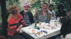 Jaroslav Najman (druhý zleva) během setkání výtvarníků na jeho chatě v Drhlenách, rok 2003. Foto: archiv Jaroslava Najmana