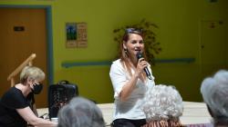 Magda Malá potěšila seniory v Domově Modrý kámen. Foto: Iveta Čermáková