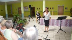 Magda Malá potěšila seniory v Domově Modrý kámen. Foto: Iveta Čermáková