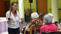 Magda Malá potěšila seniory v Domově Modrý kámen. Foto: Iveta Čermáková