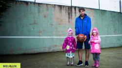 Jan Pleva: Basketbalový koš na hřišti ve Veselé. Foto: Lucie Velichová