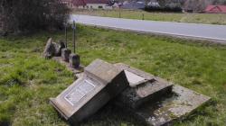 Neznámý pachatel poničil pomník Alexandera von Schloezera mezi Klášterem a Jivinou a ukradl z něj kříž