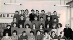 Třída 8. B v roce 1966 s učitelem Josefem Kreibichem. Jedná se o jeho poslední třídu, se kterou se fotografoval. V dalším roce 1967/1968 byl již na konci školního roku nemocný