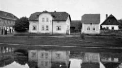 Veselá čp. 28 (ještě před vysazováním lip kolem rybníka v roce 1916 na počest světové války), dům Pavlištových, vzadu ještě dřevěná a došková stodola