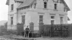 Dům Pavlištů, Smetanova ulice čp. 440, na konci Mnichova Hradiště. Josef a Jiří a s Oldou – Pavlištovi, asi rok 1907