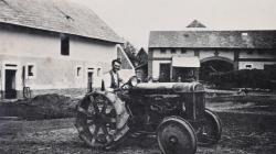 Statkář Václav Šimon ze Dneboha čp. 10 před likvidací jeho hospodářství. Fotografoval soused Václav Matějka z čp. 12