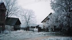 Bývalý statek Stránských, Maníkovice čp. 6. Foto pořídil Jaromír Jermář asi v roce 1986, několik let po smrti majitelů. Na místě stodoly, které se v roce 1985 propadla střecha, se postavil přístřešek