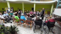 V pátek zakončil týden svou hrou na všemožné druhy bubnů Václav Kořínek. Foto: Domov Modrý kámen