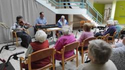 Ve středu 4. října domov navštívilo s hudebním vystoupením Salonní trio pod vedením Václava Vomáčky. Foto: Domov Modrý kámen