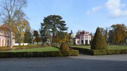 Tento malebný pohled do zámeckého parku s dominantou solitérní borovice je dnes již minulostí. Foto: město Mnichovo Hradiště