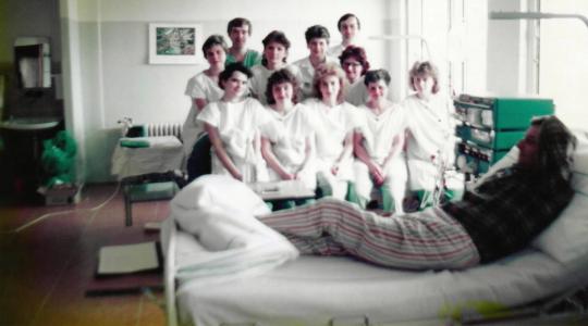 Kolektiv hemodialyzačního střediska v roce 1992 s prvním pacientem. Foto: archiv Jana Herinka