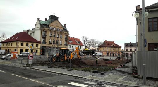 Revitalizace mnichovohradišťského náměstí pokračuje i přes komplikace ve stavebnictví. Foto: Petr Novák, 31. března 2022