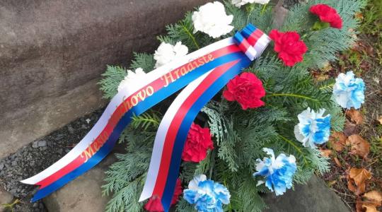 Město při příležitosti Dne české státnosti položilo květiny u sochy sv. Václava ve Dnebohu. Foto: město Mnichovo Hradiště