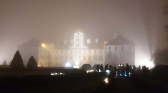 Magický příběh byl umocněn pravým bludičkovým počasím – mlha dodala této pohádkové hře dokonalou atmosféru. Foto: Jitka Bartošová