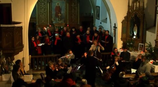Na vánočním koncertě v Mukařově se vybralo téměř 20 tisíc korun na opravu kostela