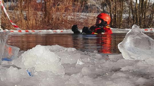 Mrazivé počasí pomohlo hasičům. Trénovali záchranu osob ze zamrzlé vodní hladiny. Foto: HZS Středočeského kraje