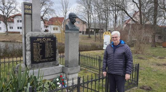 Prezident Masaryk by včera oslavil 173. narozeniny. Vedení města se jeho památce poklonilo ve Veselé a na Olšině. Foto: město Mnichovo Hradiště