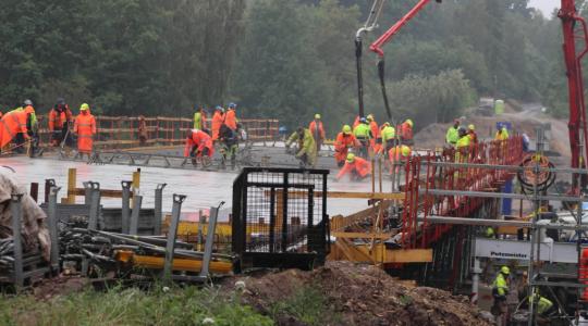 Na stavbě mostu na Klášter bylo v úterý rušno, během jediného dne sem zamířilo 80 mixů betonu. Foto: město Mnichovo Hradiště