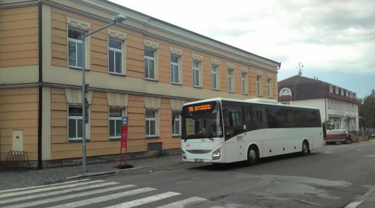 Autobusy zastavují na úrovni budovy polikliniky. Foto: Petr Novák