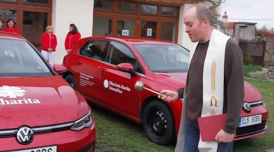 Farář Pavel Mach požehnal nové elektromobily pro charitu. Foto: Diecézní charita Litoměřice