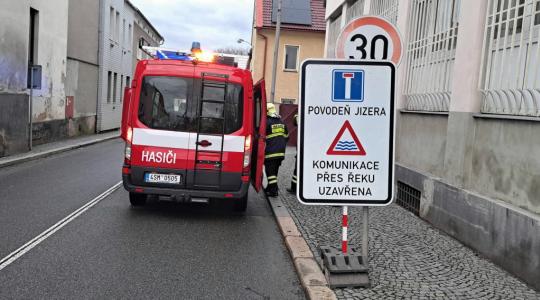 V Bakově nad Jizerou Jizera zaplavila silnici na Malou Bělou. Foto: JSDH Bakov nad Jizerou