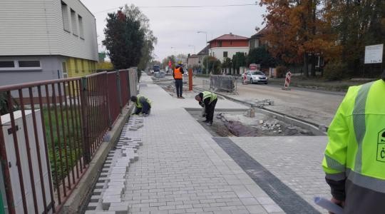 Rekonstrukce ulice Víta Nejedlého pokračuje. Jaká jsou v místě aktuální dopravní opatření?