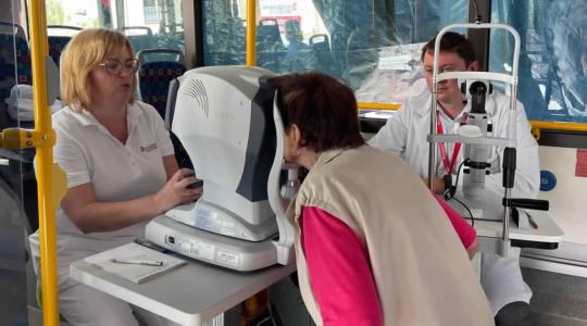 Primář Stěpanov a sestra Kateřina Veselá vyšetřují pacientku. Foto: Klaudiánova nemocnice