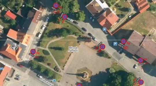 V Bakově bude až do konce září uzavřena komunikace u městského úřadu a část náměstí