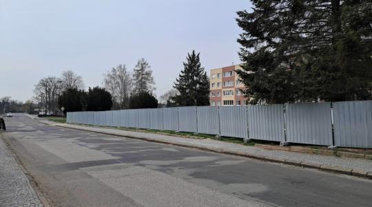 V ulici Obránců míra začíná výstavba bytového domu