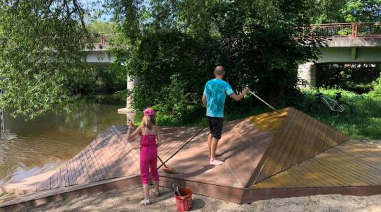 Dobrovolnická brigáda na pláži Na kamínkách v roce 2020. Foto: město Mnichovo Hradiště