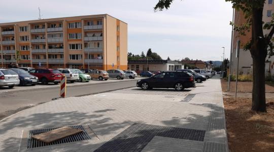 Najít parkovací místo je v ulici Čsl. armády opět o něco snazší. V předčasném užívání je dalších 33 míst. Foto: město Mnichovo Hradiště