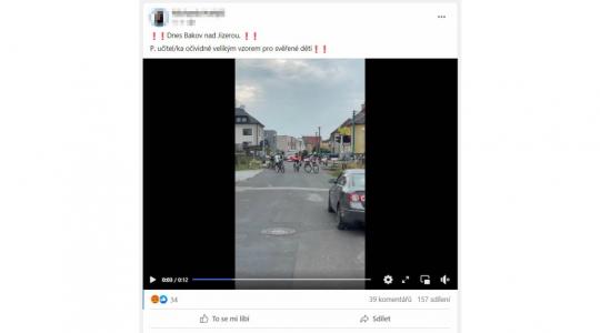 Skutečně nechal učitel v Bakově přejet děti přes koleje na červenou? Situace nemusí být černobílá. Screenshot: redakce