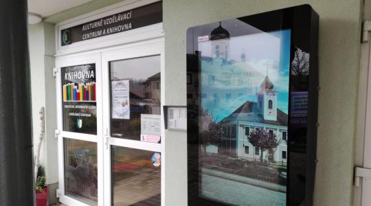 Kněžmost má nový venkovní infopanel, který slouží jako digitální úřední deska. Foto: obec Kněžmost