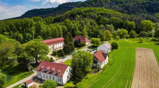 Domov Pod Skalami Kurovodice chystá na začátek září Kurovodickou strunu. Dorazte na country, folk a bluegrass Domov Pod Skalami Kurovodice chystá na začátek září Kurovodickou strunu. Dorazte na country, folk a bluegrass