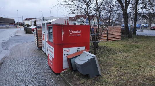 Jak správně nakládat s elektroodpadem? Určitě ho nenechávat vedle kontejnerů. Foto: město Mnichovo Hradiště