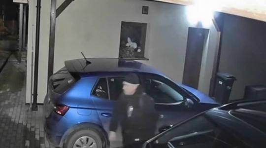 Neznámý muž vniknul 5. prosince na oplocený pozemek v Kolomutech. Foto: Policie ČR