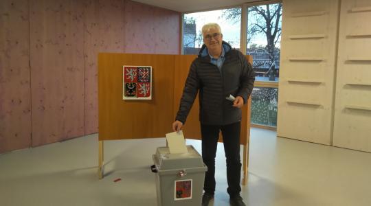 Svůj hlas v prezidentské volbě odevzdal v pátek 13. ledna i starosta Mnichova Hradiště Jiří Plíhal. Foto: Petr Novák