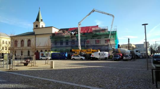 Milníkem rekonstrukce se stala středa 21. února, kdy se nad Klubem natáhlo rameno pojízdného čerpadla betonu a byl vybetonován strop sálu. Foto: Petr Novák