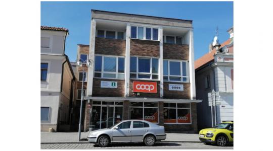 Dočasné sídlo KLUBU Mnichovo Hradiště nad prodejnou COOP. Foto: město Mnichovo Hradiště