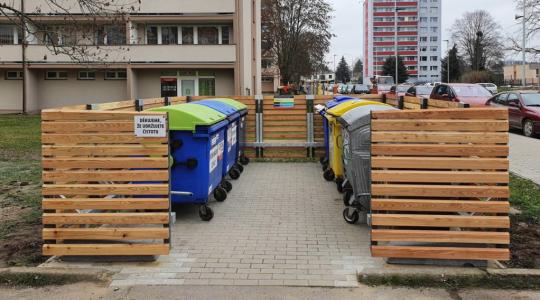 Dřevěné ohrádky s kontejnery nenásilně doplňují uliční prostor. Foto: město Mnichovo Hradiště