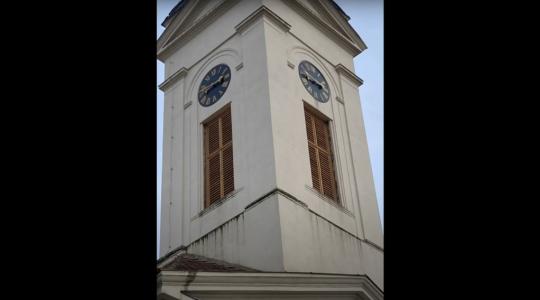 Rekonstrukce kněžmostského kostela pokračuje. Věž dostala nové žaluzie. Foto: Spolek přátel kultury Kněžmost