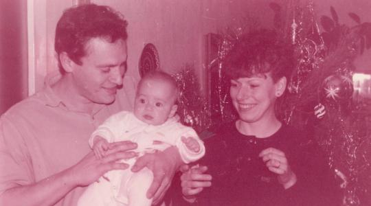 Lenka Křížová (roz. Procházková) s rodiči v Loukově o Vánocích 1987