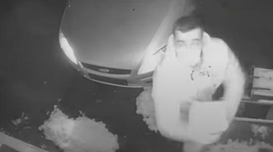 Neznámí pachatelé se vloupali do budovy pošty v Loukově. Pomůžete je vypátrat? Foto: Policie ČR