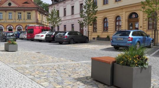 Na náměstí lze legálně parkovat vždy pouze po vnějším obvodu, tedy při pravé straně. Foto: město Mnichovo Hradiště