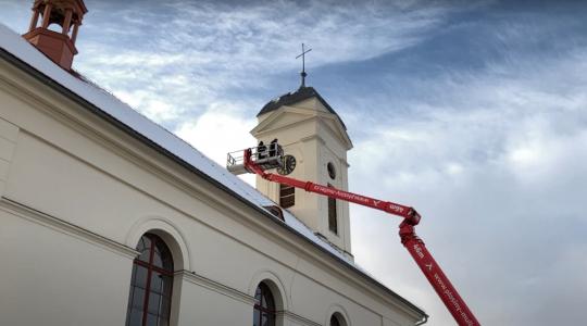 Kněžmostský kostel má nové hodiny. Instalovány byly ve středu 8. prosince 2021. Spolek přátel kultury Kněžmost. Foto: 